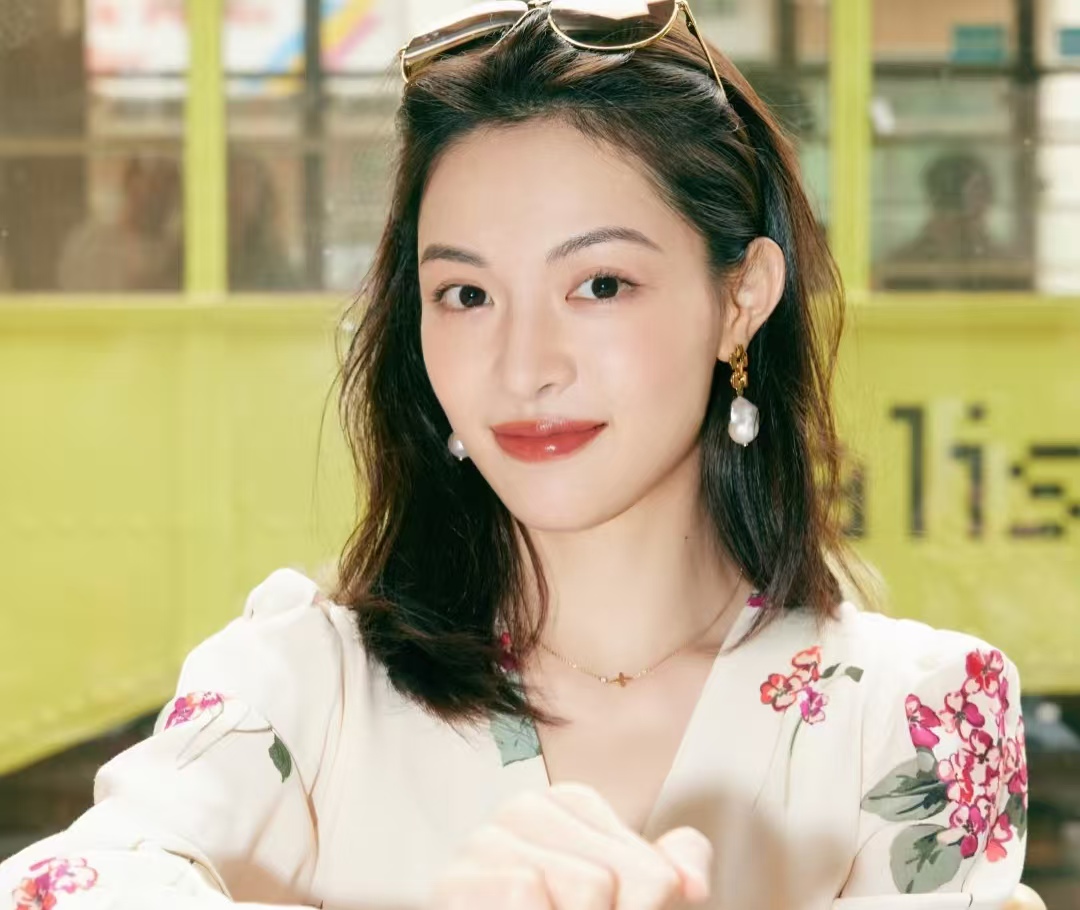 放着十万化妆师不用，钟楚曦自己撸妆：效果不输还圈粉