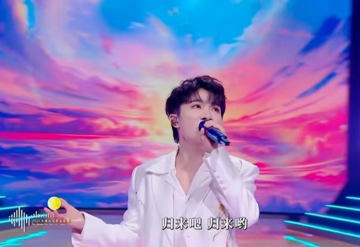 周深湾区晚会再唱经典！《故乡的云》勾起集体回忆
