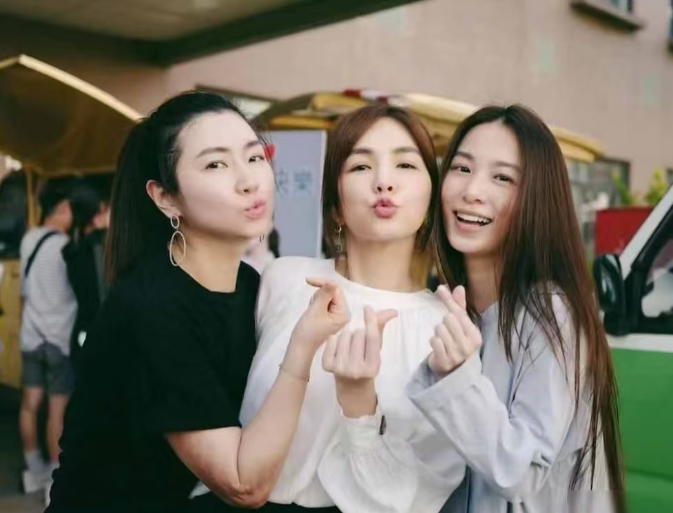 Ella 个人巡演官宣，S.H.E 合体送祝福：这波回忆杀太暖心