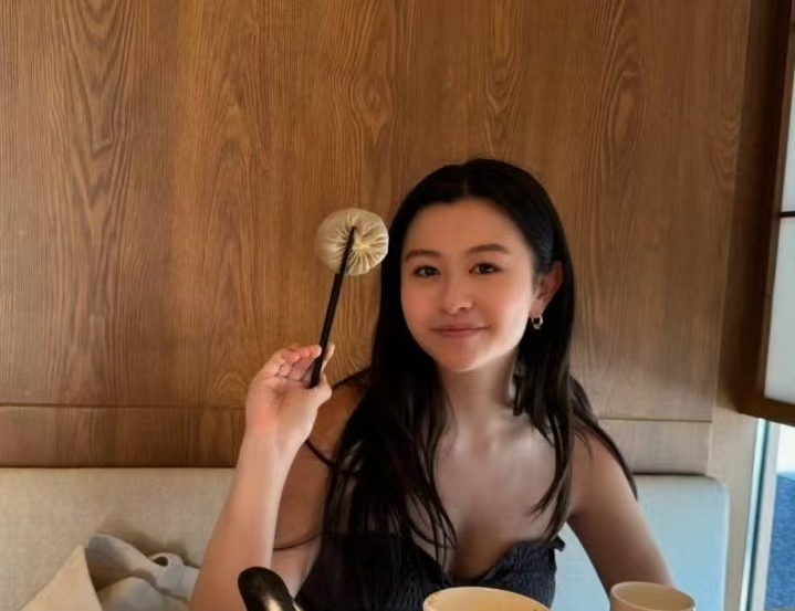 邱淑贞基因有多强？二女儿沈日北京胡同打卡，眉眼间全是妈妈的影子