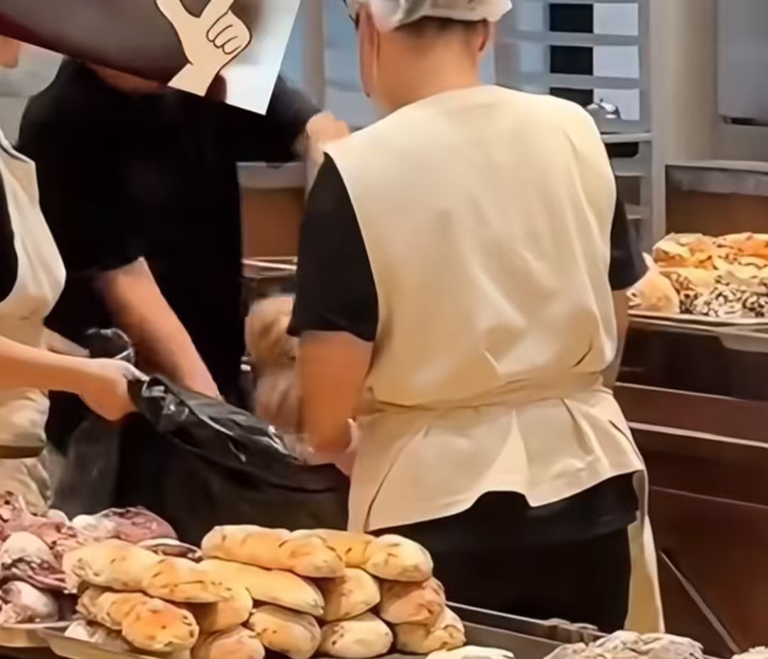 上海网红面包店 “扔面包” 上热搜：为啥好面包宁可丢，也不低价卖？