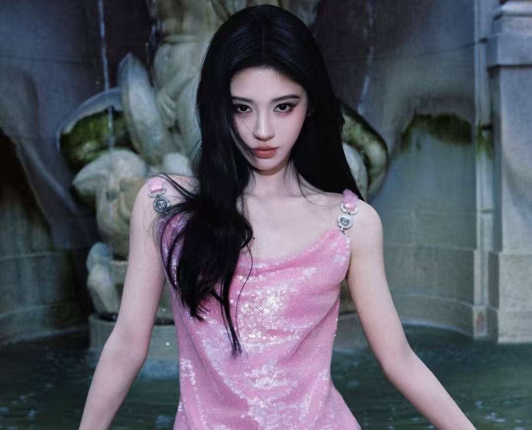 米兰范思哲秀场爆了！鞠婧祎黑西装搭亮片裙，又美又贵成焦点