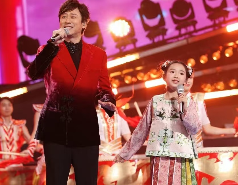 羡慕哭！小酒窝澳门追星宋亚轩，握手圆梦还获佟丽娅神助攻