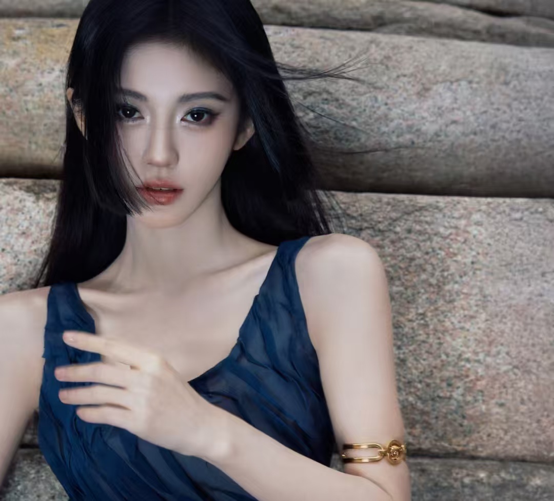 全场镜头追着跑！鞠婧祎米兰时装周 “亮” 出东方范儿，谁看了不夸？