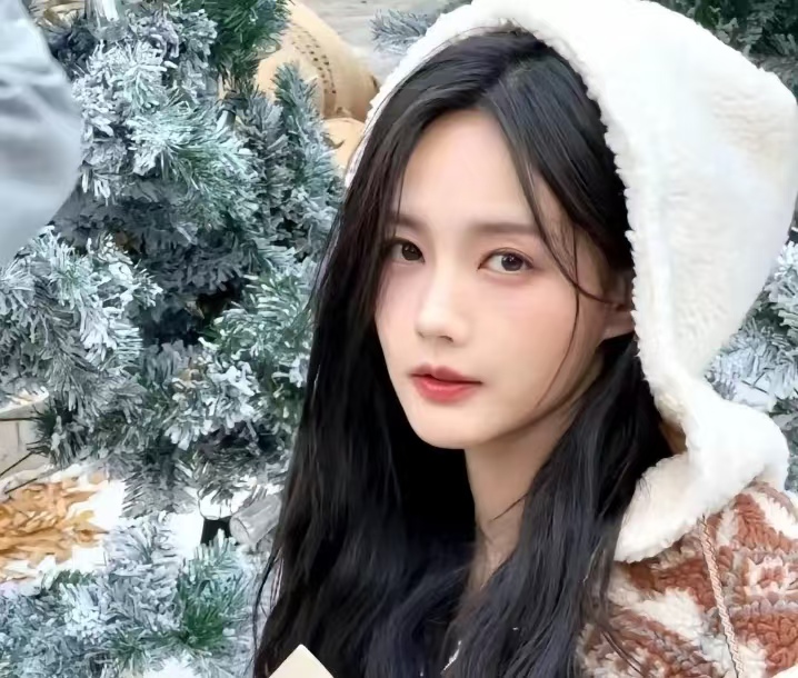 李一桐综艺晒掉牙照：打戏磕的牙被做成白云表情包，真实得可爱