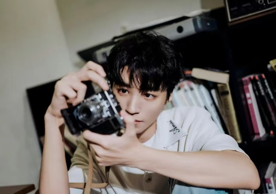 王俊凯 26 岁生日：王源 P 图送 “热烈祝福”，千玺喊 “凯哥” 盼进步，12 年陪伴太戳心