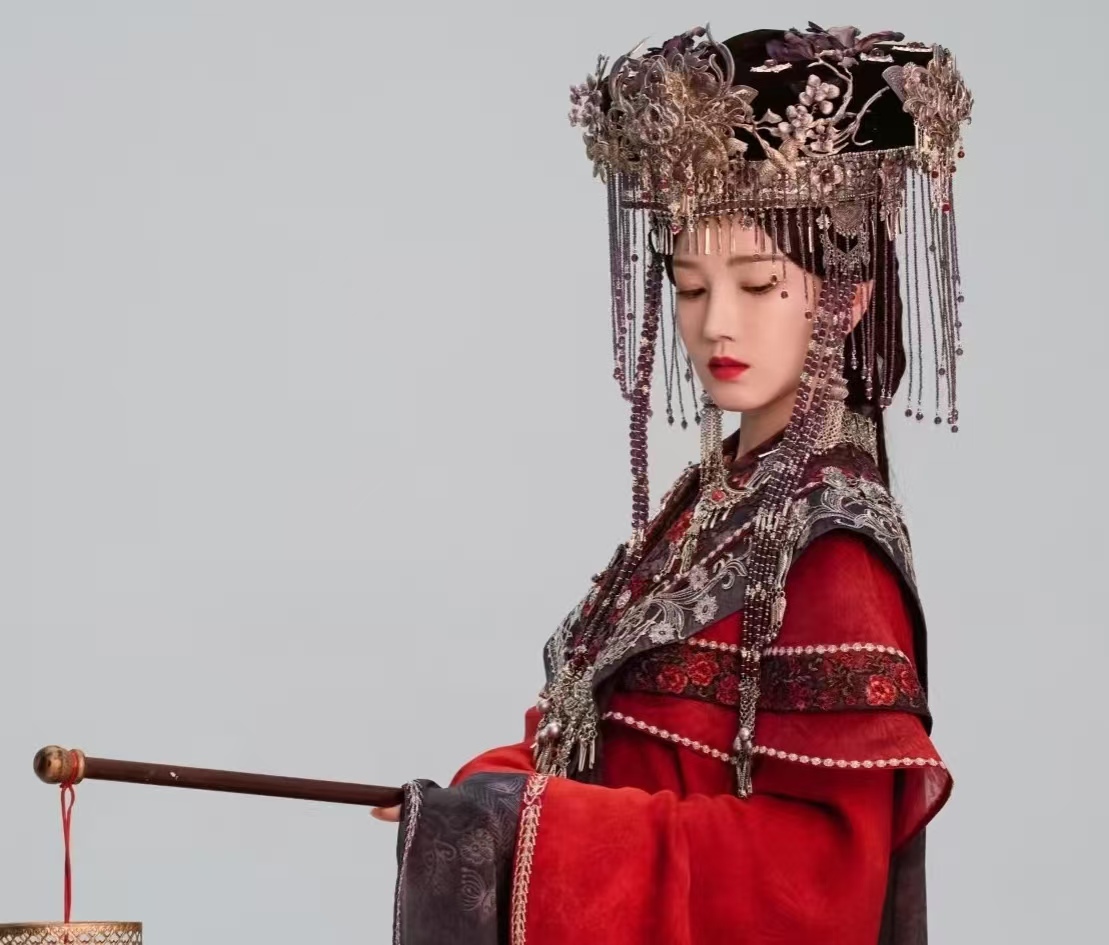 陈小纭红嫁衣造型刷屏：红配金超新鲜，网友直呼 “太对味儿”