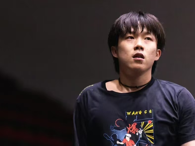 看得过瘾！松岛辉空从仰天长啸到砸拍泄气，王楚钦稳赢到底