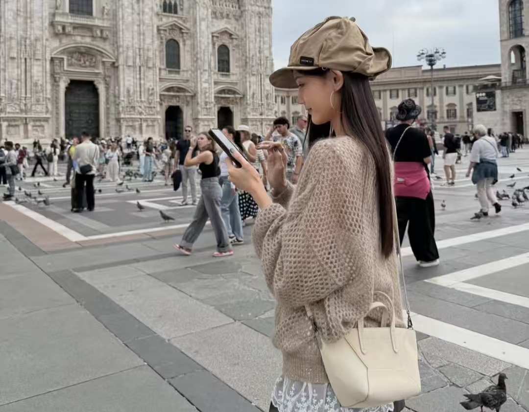 李一桐米兰被李现抓拍：生图像偶像剧，网友却问 “3 天重叠行程咋这么巧？”