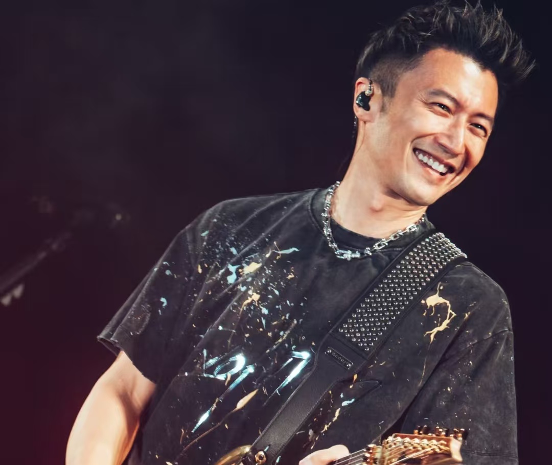 暴雨中的浪漫：谢霆锋吉他复刻王菲纹身，31 年时光绕不开这份情
