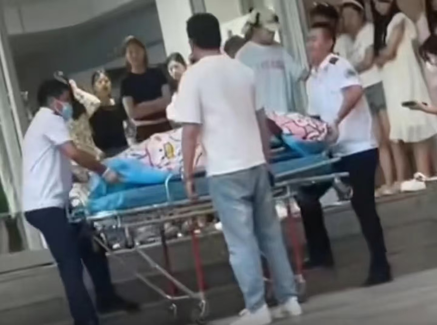 宿舍里生孩子？甘肃大二女生校内生娃，校方回应：母子平安