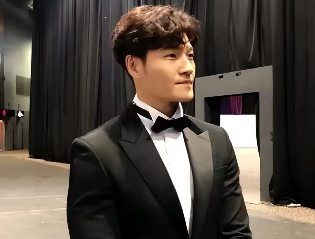 没热搜没直播！金钟国低调婚礼藏大惊喜：司仪是 20 年老友刘在石