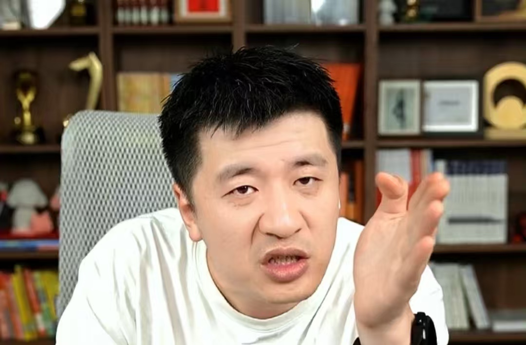 从 “7 分钟讲爆 985” 到多平台禁关！张雪峰的 “升学救星” 人设，为什么栽了？