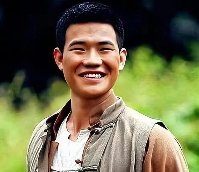 嘎子哥穿警服卖货遭吐槽：道歉后仍被指没底线，警服威严不容消费