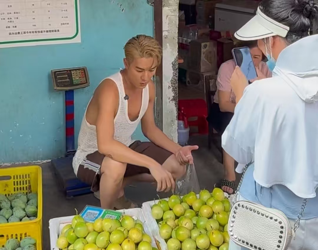 没有热搜没有摆拍：吴克群悄悄帮老奶奶买百香果，比唱歌更圈粉