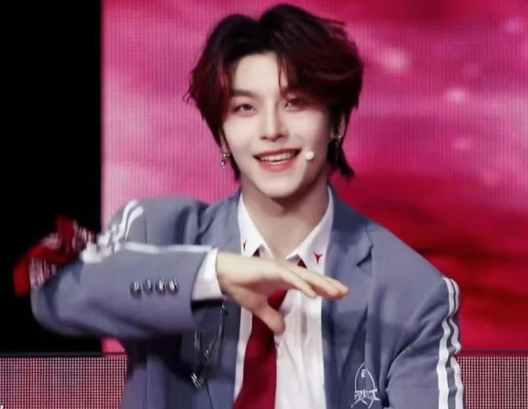 《男宝星球 2》决赛爆点：贺鑫隆出道红了眼，姚琛蹲直播秒发祝贺