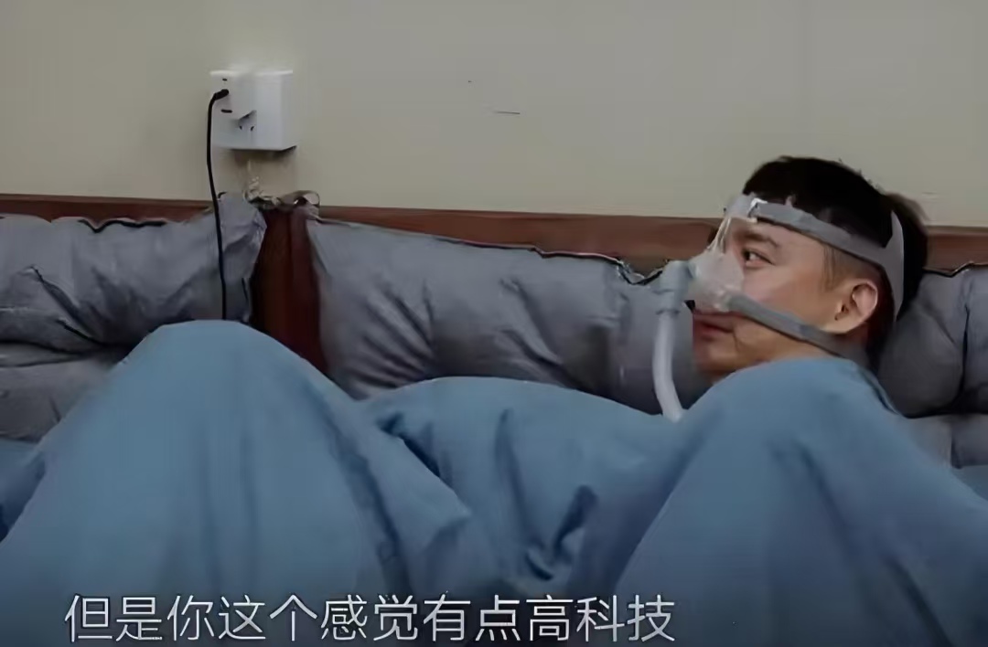 黄磊睡觉戴呼吸机？何炅震惊！回应打破误区：不是身体差，就治打鼾