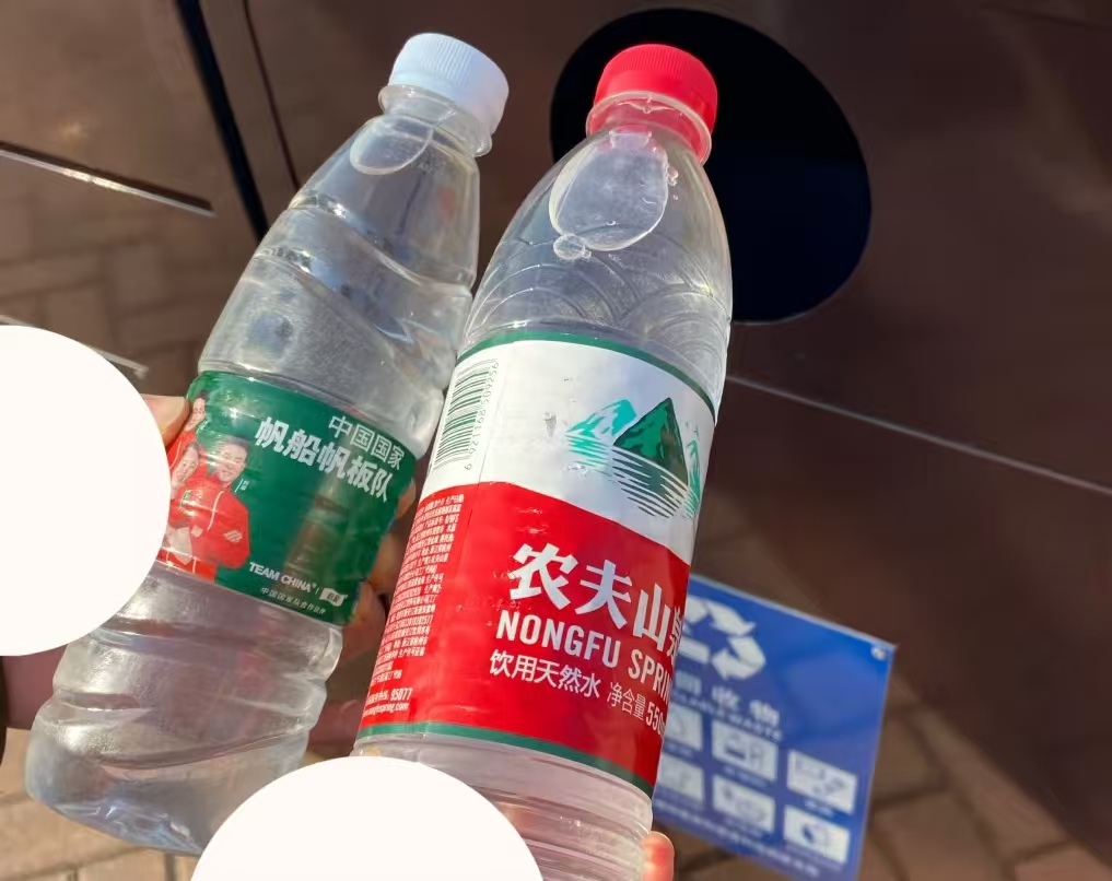 谁没心软帮过摆摊老人？上海网友买水却懵了：瓶是废的，水是灌的！