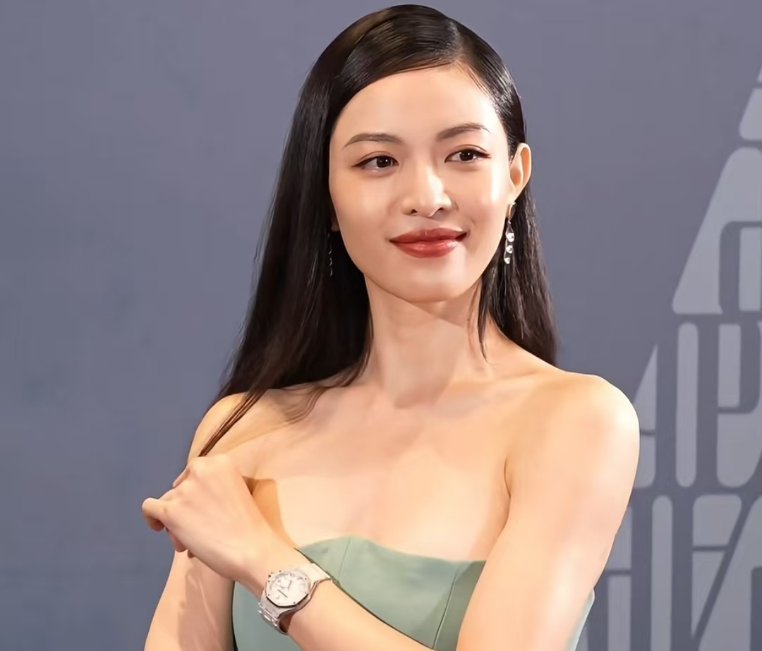 钟楚曦分手后亮相太惊艳！湖绿色抹胸缎面裙显贵气，生图状态绝了