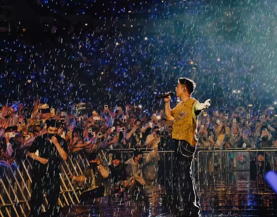 谢霆锋广州暴雨演唱会：无伞唱满 2.5 小时，“80 后不怕雨” 燃哭全场