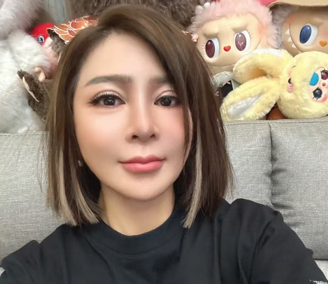 被嘲 “三星堆面具脸” 后，王彩桦红着眼说 “57 岁饶了我吧”