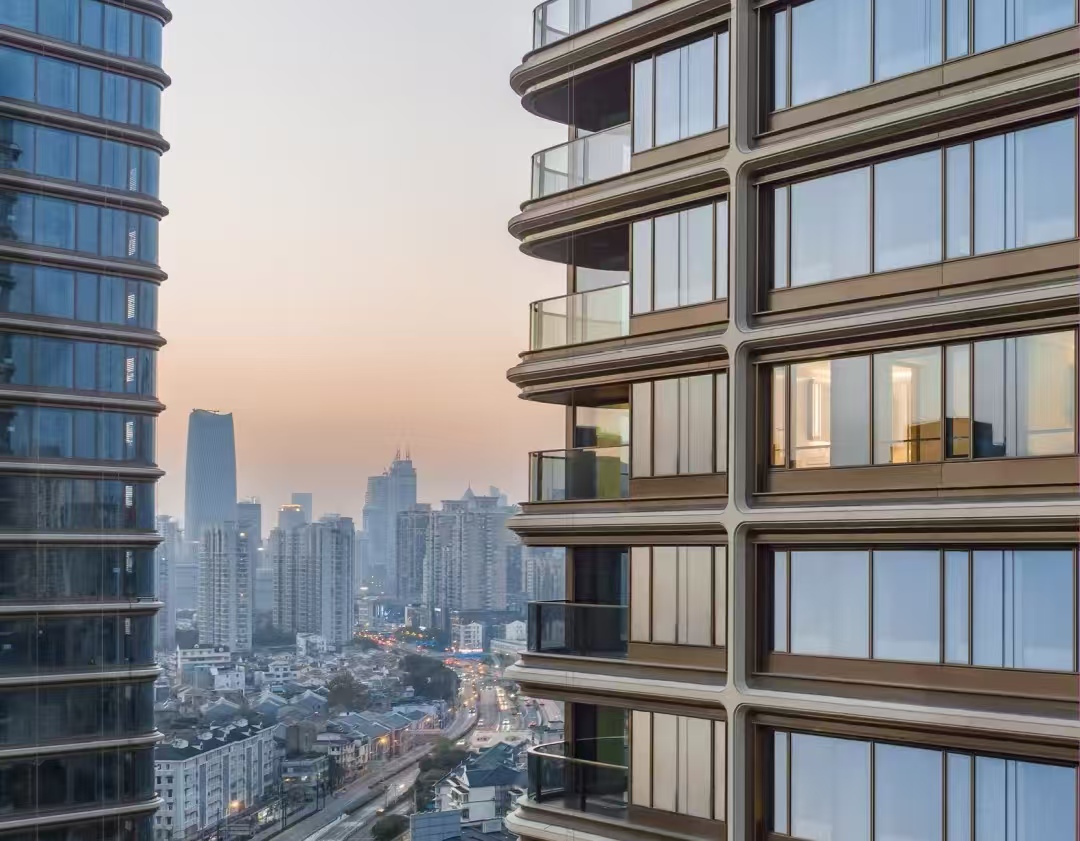 近 20 年过去，汤臣一品老化严重：铝板外墙坑洼，豪宅维护成笑话？