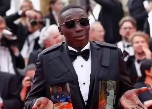 “无语哥” 中国行笑料拉满！中式按摩按出 “痛苦面具”，新表情包火了