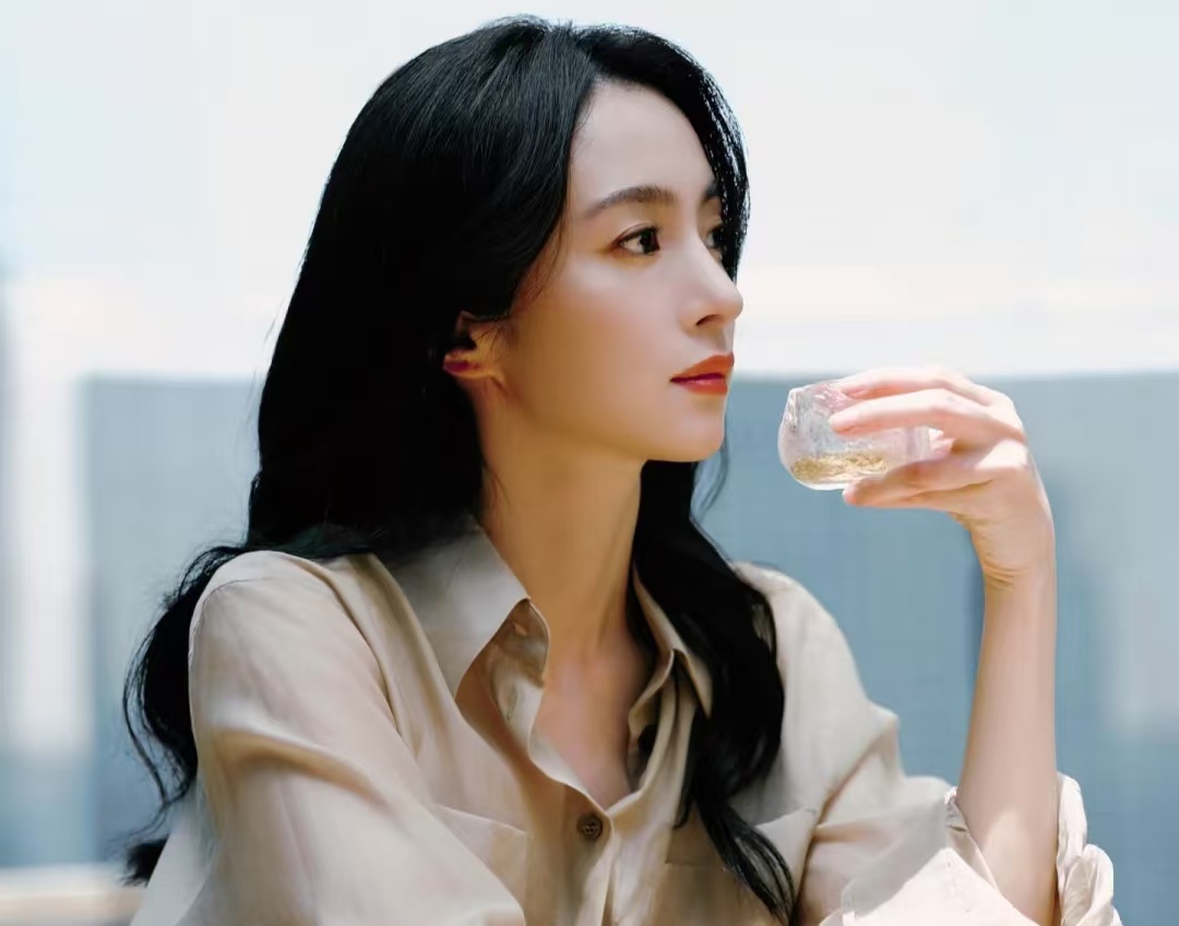 胡冰卿告别唐人十年！签约许光汉同门公司，央视首秀状态美到炸