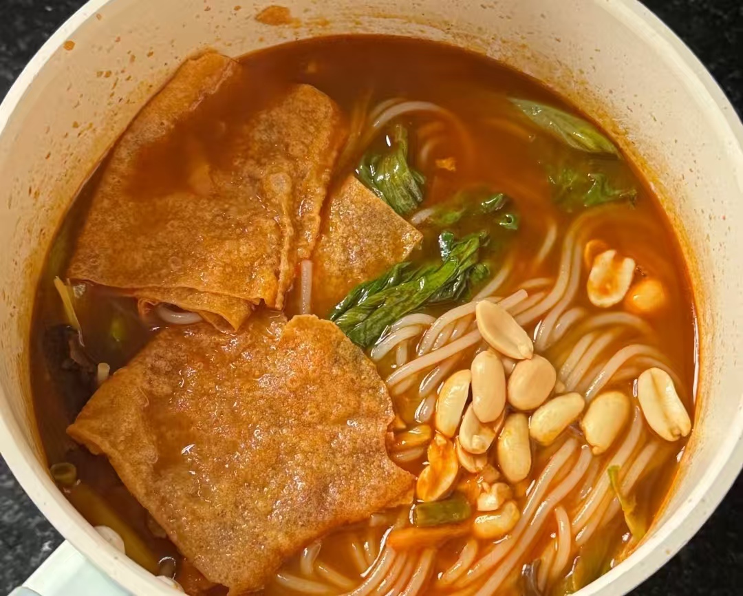 臭宝螺蛳粉又陷 “异物门”：烟头、脚趾甲接连被吃出，品牌回应含糊遭吐槽