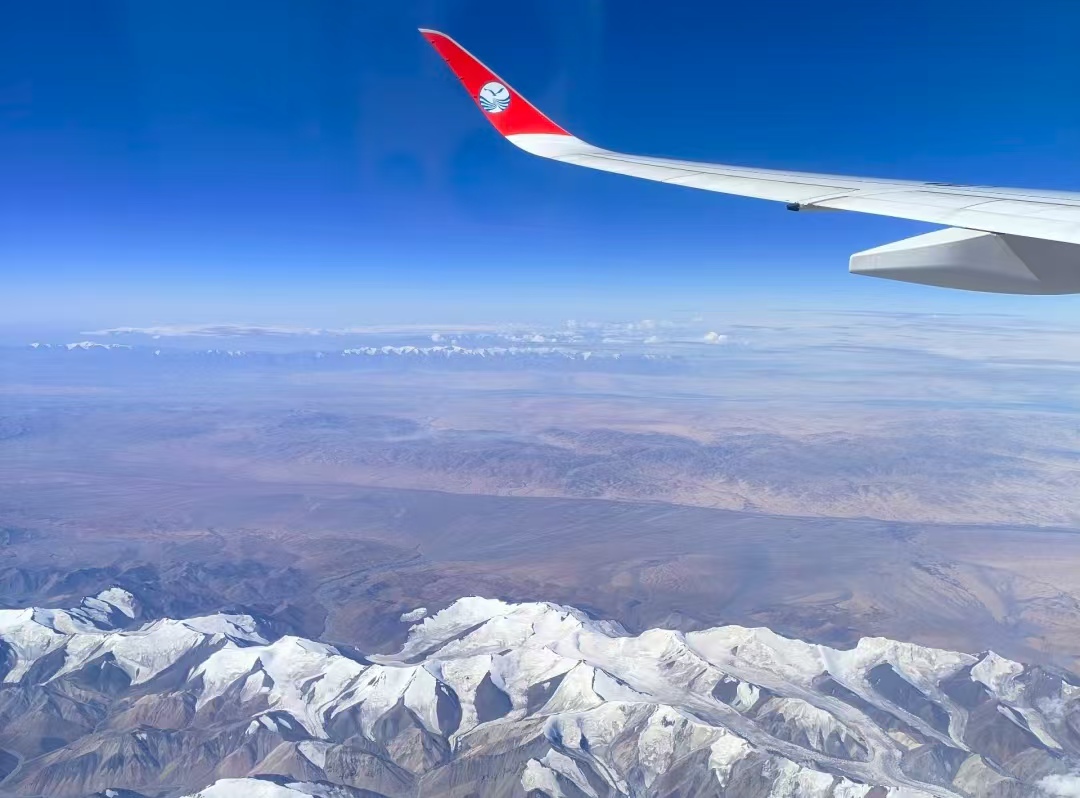 天山脚下 70 年：新疆交通从 “沙漠熬 7 天” 到 “1 小时达”