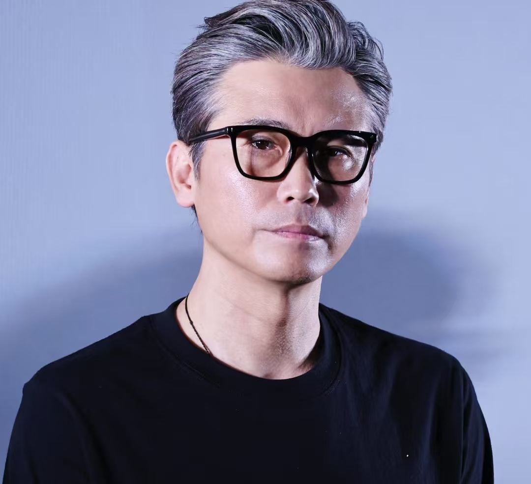 明星也遇买票坑？李乃文因助理买错车票坐错座，道歉后被网友安利美食