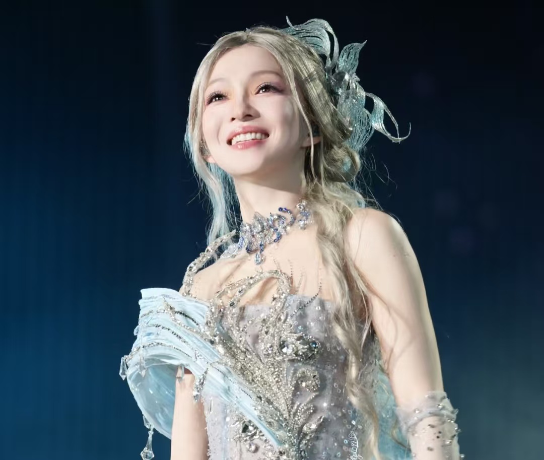 张韶涵 “觅光” 巡演：演唱会直接变时装秀？这造型也太会了！