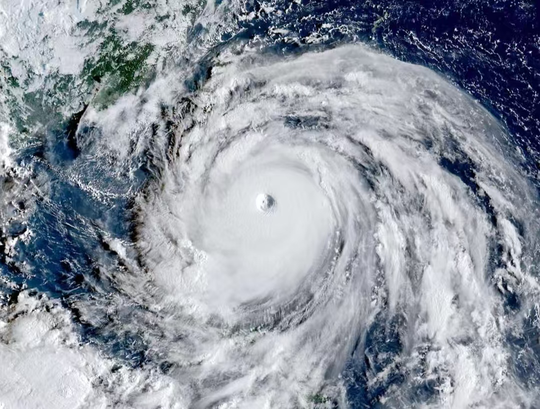 “风王” 桦加沙锁死广东！17 级阵风 + 暴雨连下 3 天，多地停课停航，市民必存避险指南