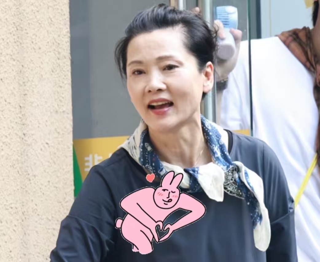 粉丝围堵尖叫，何赛飞却 “泼冷水”？真相是劝大家顾好人生大事