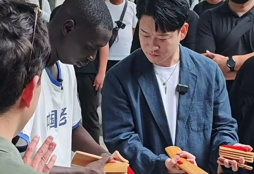 网红 “无语哥” 天津玩嗨了！挑战腹肌轮输给大爷，学快板打太极笑料百出!