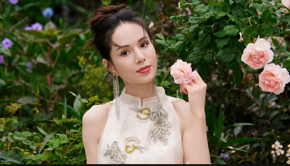 李若彤逛长沙夜市秒变吃货！59 岁还像小姑娘，吃臭豆腐吃到停不下来!