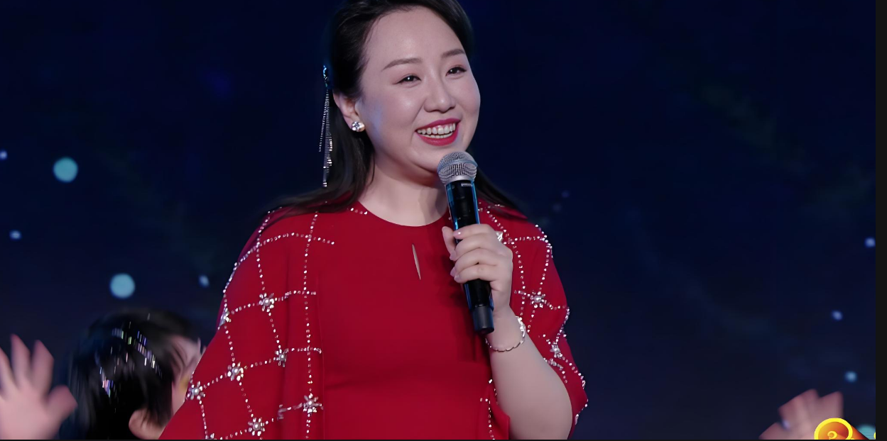 关凌一家四口写真热传：妈妈冻龄瘦 10 斤，老公显老似差 20 岁，儿子冷脸仍帅气！