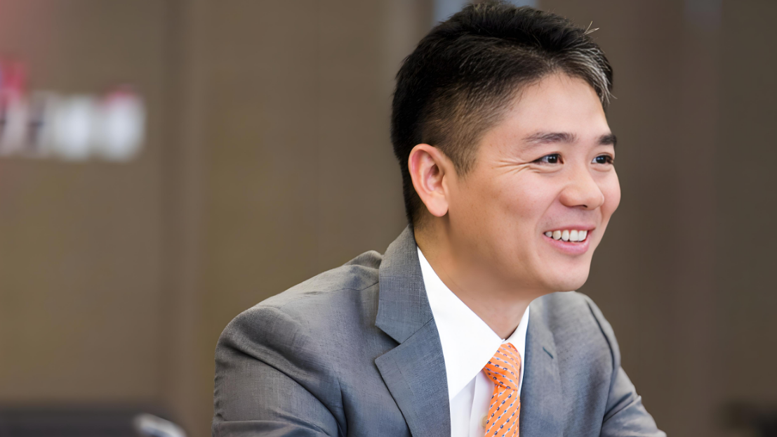 刘强东亲送外卖、宴骑手：两件工装藏着十八年兄弟情！