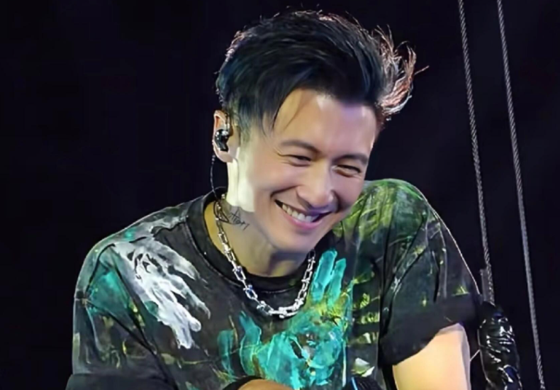 暴雨浇不灭！谢霆锋广州开唱脱衣燃炸，张杰看了都眼红