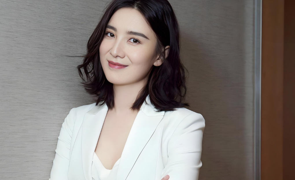 从飒爽到真实！宋佳张柏芝白西装造型，解锁明星光环外的多样人生