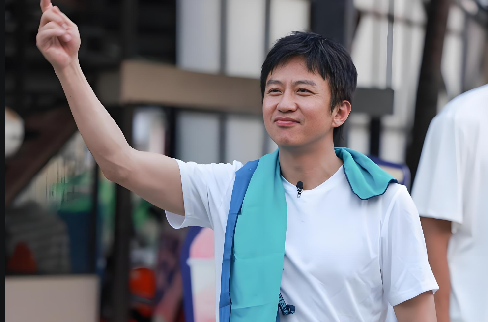 邓超回南昌看 “一毛钱奶奶”：带礼又买凉菜，还想着给鹿晗捎一份