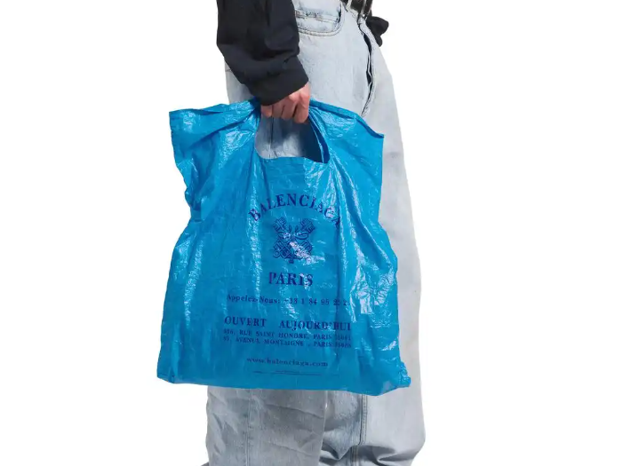 巴黎世家 8200 元 “塑料袋” 包引热议：官网缺货，客服详解设计与材质​