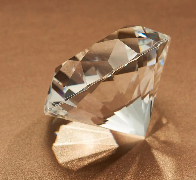 央视揭假钻戒黑幕：几块钱的货卖上万，鉴定证书都是假的