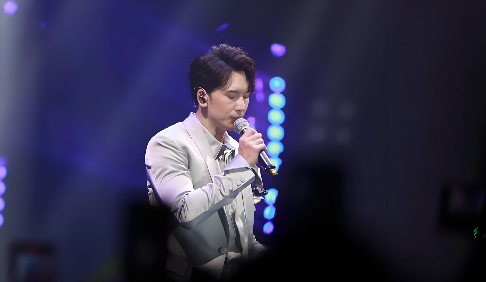 香港 44 岁歌手关智斌演唱会接连出意外！高空摔落仍继续唱，背后原因引讨论！