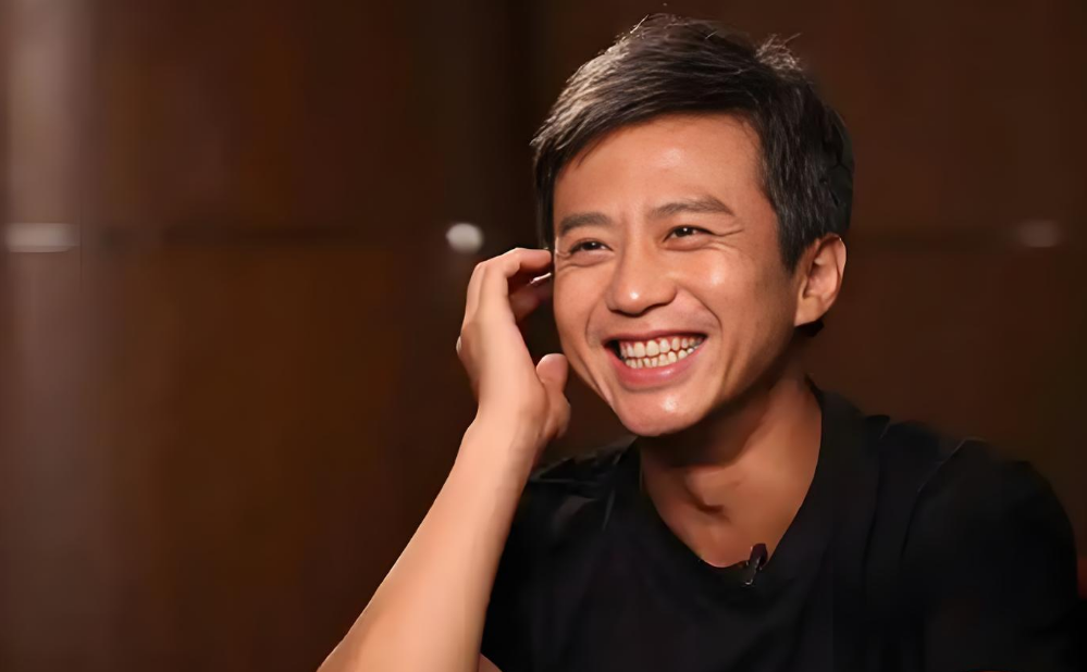 邓超打球崴脚拄拐扫楼，粉丝急喊 “别再打了”！