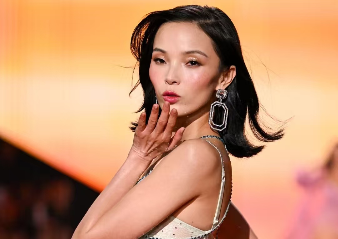 雎晓雯产后不足一年炸场维密！裸色闪钻裙披星光，从 “Pink 小精灵” 变女神