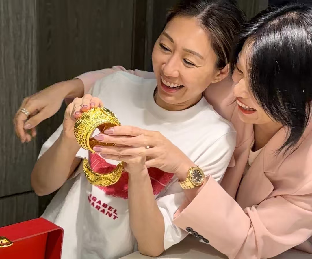 胡定欣晒新婚大礼！胡杏儿送纯金龙凤镯，网友：这闺蜜情比黄金还值钱！