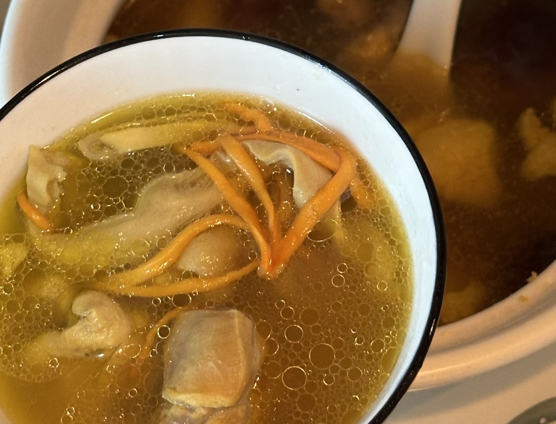 厨房总被堵？别怨管道老！你倒的那碗肉汤，才是 “堵管元凶”