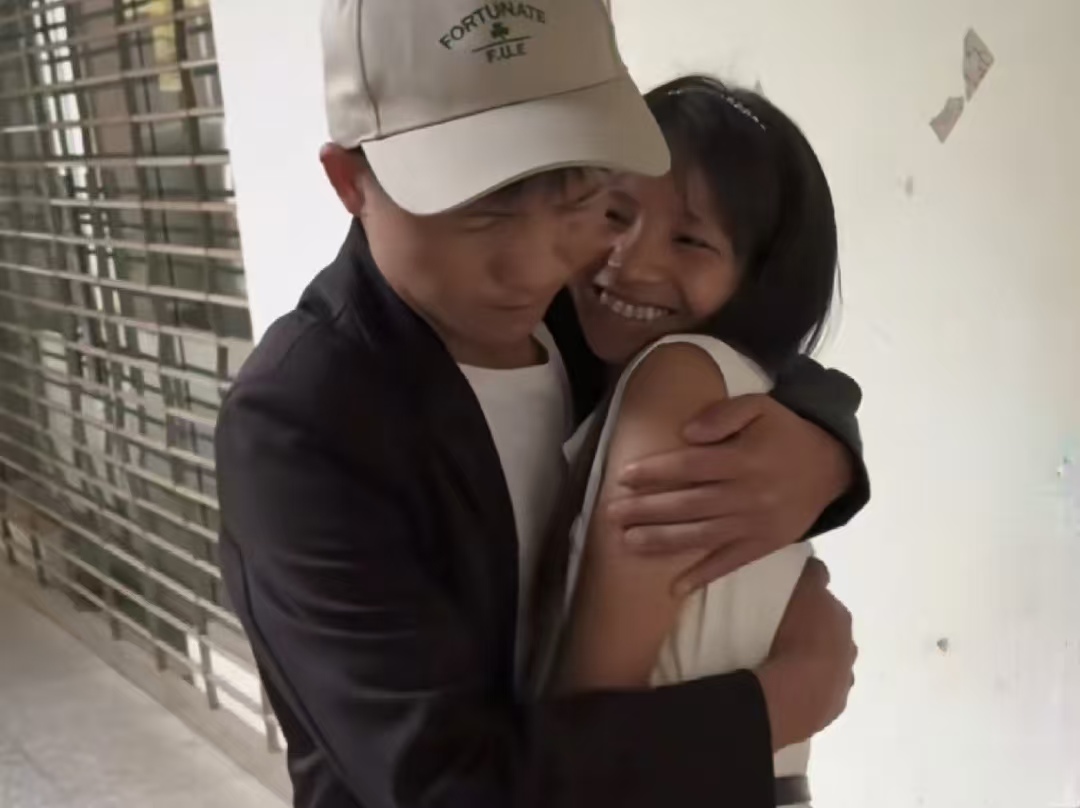 小英上拉如奔驰同框引争议：离婚互撕是剧本？和好又为蹭热度？