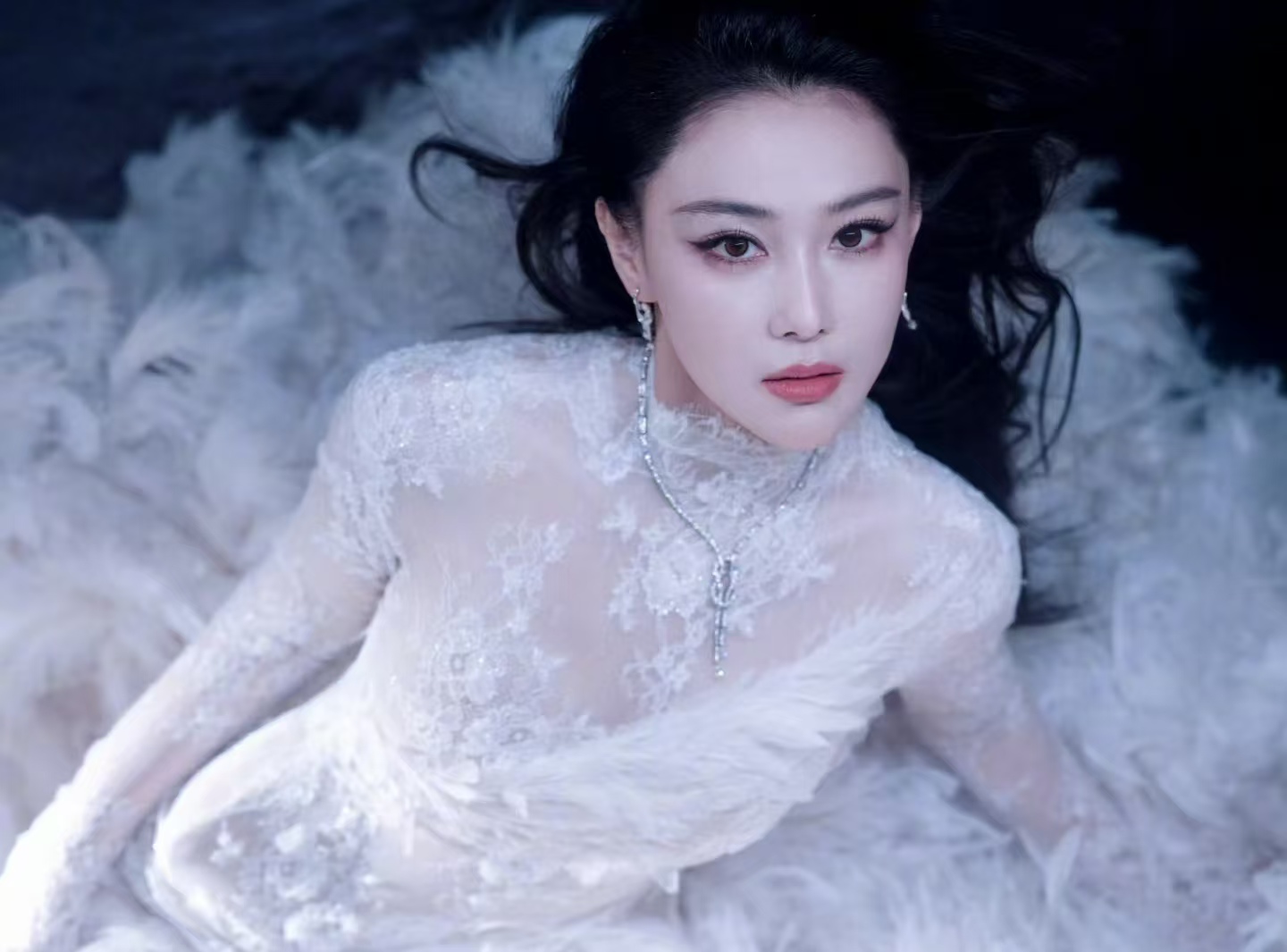 红毯遇大风？张馨予穿 25 斤礼服稳如 “定海神针”，生图直接刷屏